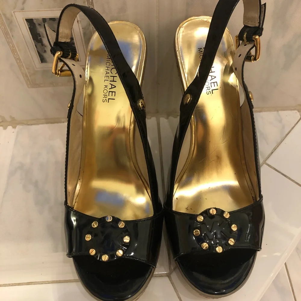 MICHAEL Michael Kors Black Patent Leather Wedge Sandals Espadrille Gold Stud 8.5
